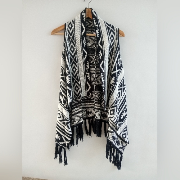 kenzie Sweaters - Kenzie Black White Tribal Knit Fringe Cardigan Vest Size Juniors 5/6